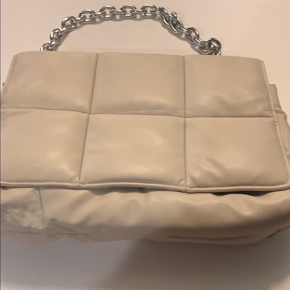 Elegant Beige Handbag with Chain Strap